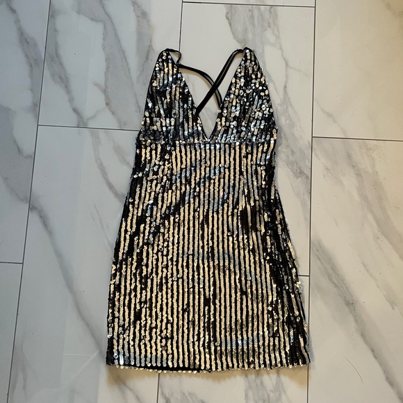 Metallic Sequin Embellished V-neck Strappy Cocktail Mini Cocktail Dress - Picture 3 of 6
